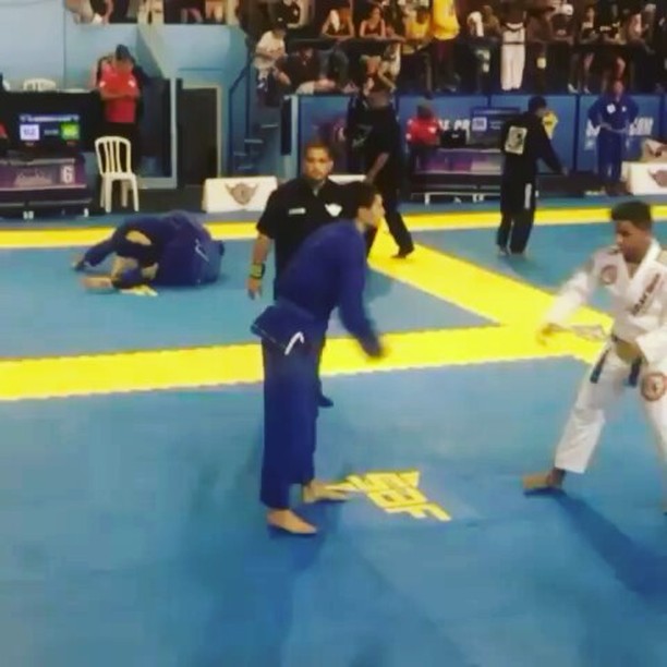 Helicóptero + armlock ! Imagina quando esse mulek crescer!
.
Gostou? Para ver mais vídeos e informações sobre o #bjj pelo 🌍 siga e compartilhe o @bjjsportclub .
.
#armlock #brazilianjiujitsu #jiujitsu #jiujitsuécoisaséria #jiujitsuprofissional #artesuave #bjjforlife #bjjlifestyle #bjjlife #bjjmotivation #bjjblackbelt #bjjwork #bjjworld #bjjfight #rj #world #finalização #bjjsportclub - Альбомы Блокноты Папки Обложки (@bjjsportclub)