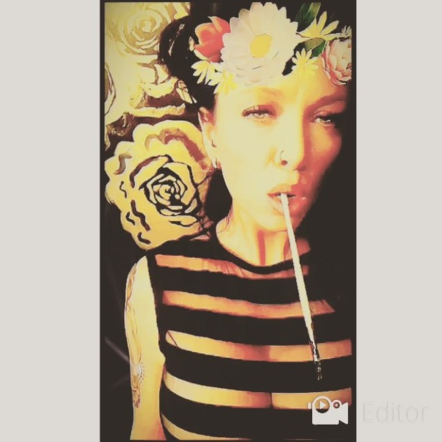 @modelmusicvideos #video #videogames #acting #music #producer #production #havingfun #rock #punkart #goth #passion #musicislife #emotional #doyoufeelme #dontlike #getoutside #shutup #or #benice #instavideo #videooftheday #muah - GiePhotography (@roxanneoll)