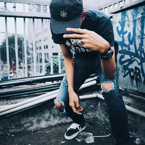 Kita berada pada zaman ketika ngambek bukan dirayu, tp malah diambekin balik. 😅
#hunsky_kill 📷 - @DOKISS33 (@hun.sky__)