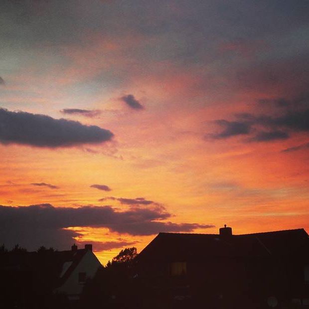 Was f?r ein wundersch?ner Abendhimmel 😍🤗☀🌛☄Diesen traumhaften Ausblick m?chte ich euch nat?rlich nicht vorenthalten 😊 💝⭐🌅 Gute Nacht, Ihr Lieben 🌝🌟💕 #dienstag #tuesday #nature #himmel #juni #sun #habtalleeinensch?nentag #haveaniceday #sunshine #beautiful #wonderful #sunshine #abendhimmel #june #abendhimmelliebe #natur  #sonnenuntergang #instalove #insta #instagood #haveaniceevening #sonnenunterganghimmel #abendliebe #abendrot #abendstimmung - Living_m.j. ✌🏼️💕 (@mareike_fu)