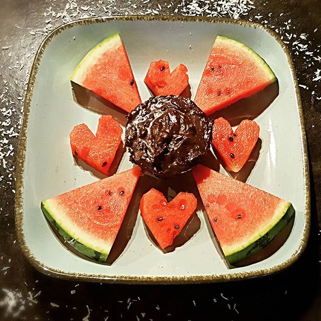 🥞 CHIA-BROWNIES 🥞😍
Der absolute Schoko-Flash ohne Schokolade oder Zucker 😊
Für Boden:
200g Datteln entsteint
50g Mandeln
50g Pekanüsse
4 EL Agavendicksaft
50g Kakao
30g Chiasamen
60ml Wasser
mixen, in Form, kühlen
Dann oben Schokocreme drauf:
50g Datteln entsteint
40g Kakao
50g Kokosöl
75ml Wasser lauwarm
in Kühlschrank, fertig 🍽
Wenns mal wieder deftiger sein muss... 😜
#schokolade #black #chocolate
#chiasamen #brownie #brownie #brownies #cleaneating #clean #fitness #yummy #fit #befit #gesundheit #gesundessen #gesund #vegetarian #vegan #bio #organic #fruits #vegetarier #Früchte #Samen #sweet #lecker #süß #nüsse #lovefood #love #energy #love - Karolina (@kerstinzoelch)