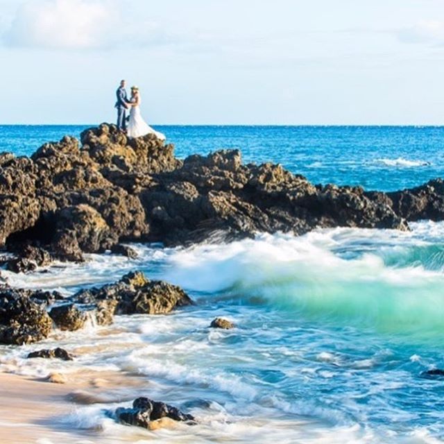 As far as locations goes, you seriously can't beat this paradise by the beach, and I can't believe we will be celebrating our own special day there in two years time! 💍
📷: @tadcraigphotography
?
?
#location #weddinglocation #destinationwedding #makena #maui #hawaii #beachhouse #paradise #beautiful #cantwait #bridetobe #engaged #wedding #weddingplanning #mauiwedding #hawaiianwedding #bohemianwedding - Balicosy Villas (@loveof.everythingwedding)