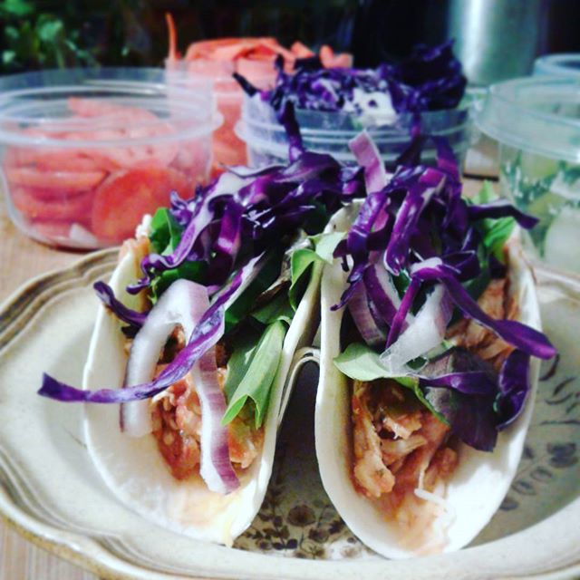 Salsa Chicken Tacos (336cal). This crockpot salsa chicken is the easiest thing in the world. Drop 3-4 chicken breast, jar of salsa, plus any spices you like and cook on high for 4hrs. Tada!! You are done. WARNING: some assembly required ;) For last noght's dinner I topped mine with Monterey cheese, spring mix, cucumbers, tomatoes, red onions, and red cabbage. .
.
.
.
#cico #lessthan500calories #dindin #food #ilovefood #healthyfood #redditloseit #loseit #below500 #lovefood #lowcalorie #lowcal #caloriecounting #weightloss #losingweight #tacos #dinnerideas #chickentacos #crockpot #slowcooker - Karolina (@ulabulacafe)