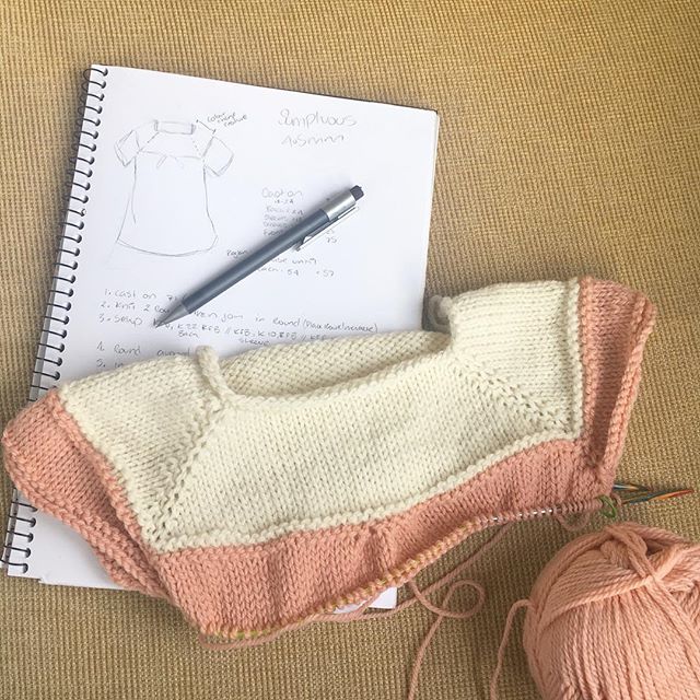 Designing 🤓
Special request for a little two toned tunic, knit top down - loving it! 
#nzdesigner #sumptuous #handmade - 😇 (@thewoven)