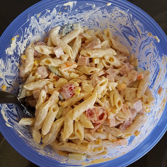 Middag i dag, hjemmelaga pastasalat. Nam nam. #dinner #Pastasalat #jummy #foodporn #homemade #hjemmelaget #digin #fantastic #loveit #lovefood #instafood #happy #easy #vannimunnen - Karolina (@anniewjensen)