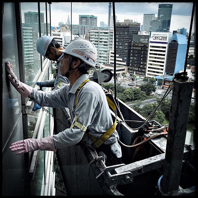 Day 49
Ichigaya, Tokyo, 11:08
#streetphotography #building #window #worker #shinjuku #ichigaya #hosei #hoseiuniversity #everydayjapan #everybodystreet #wearethestreet #iphoneography #iphoneonly #tokyo #japan #a8000ig - Silvia Gu (@seikatori_for_ig_class)