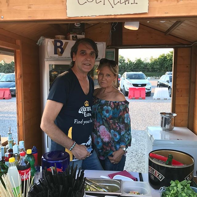 Daikiri summer in tour...
Sona food & wine festival
#sona#music #seratalatina💃#cocktails#daikirilatindiscoverona #verona #italy #instaphoto #love #instacocktail  con 
@gabrydaikiriverona 😃🍻🍻🍻🍾🥂👫🍹🍹🍹🍹🍸🍸🍸🎉 - Achraf Tchorize (@silvylili)