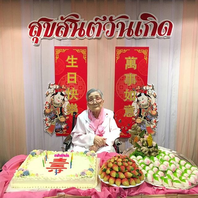May you have a long life like a tortoise😍😍Grandma's Birthday Party👩?👧?👧💞💟 #chinesefood #chinatown #bangkok - Dee (@dodidrun)