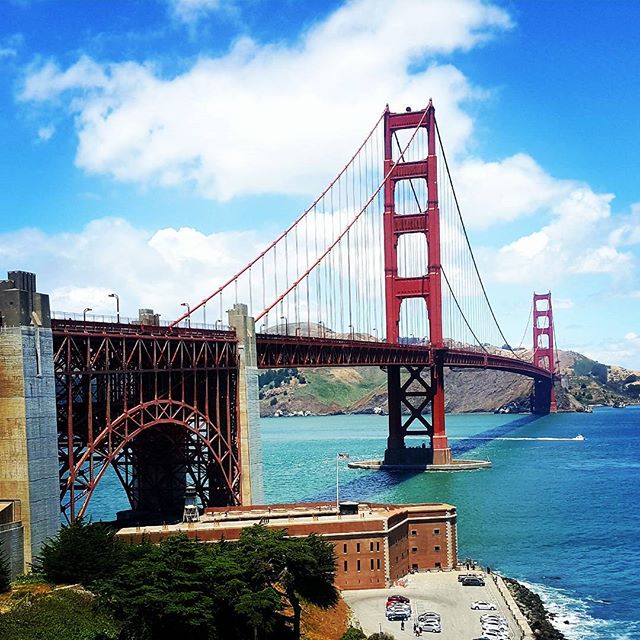 Step one to an epic day tour of San Francisco,  rent a bike at Sport's Basement in Friday Field and bike across the Golden Gate Bridge. #travelblogger #travelblog #adventuresinfluency #sanfrancisco #goldengatebridge #sportsbasementpresidio #sportsbasement #crissyfield - EBENEZER HANS (@advens_fluency)