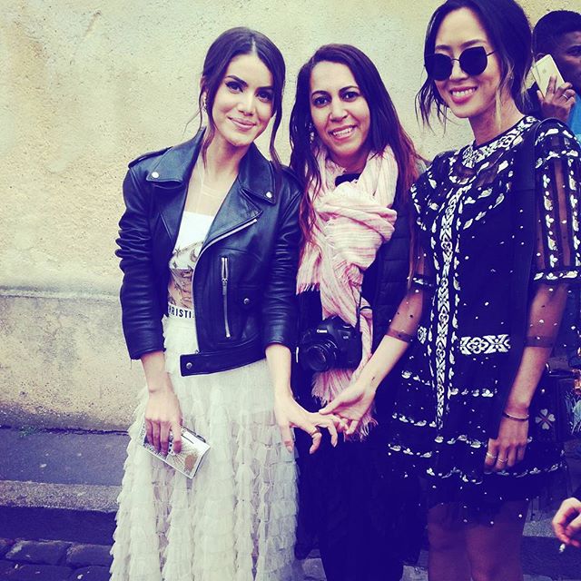 Desfile @Dior com as belas @camilacoelho @songofstyle😍😍 Musée Rodin Paris 📷📷. #parismode #paris #model #blogueira #fashionweek #pfw17 #modelos #myjob #mimicarlaphoto #instaphotography #me #museerodin #love #fashionblogger #style #streefashion #blogger #camilacoelho #blogueuse #dior #parisienne #songofstyle #divas #igers #ootd #instamoda - 👉 uncle.naz 🙋 (@mimicarlaphotostyle)