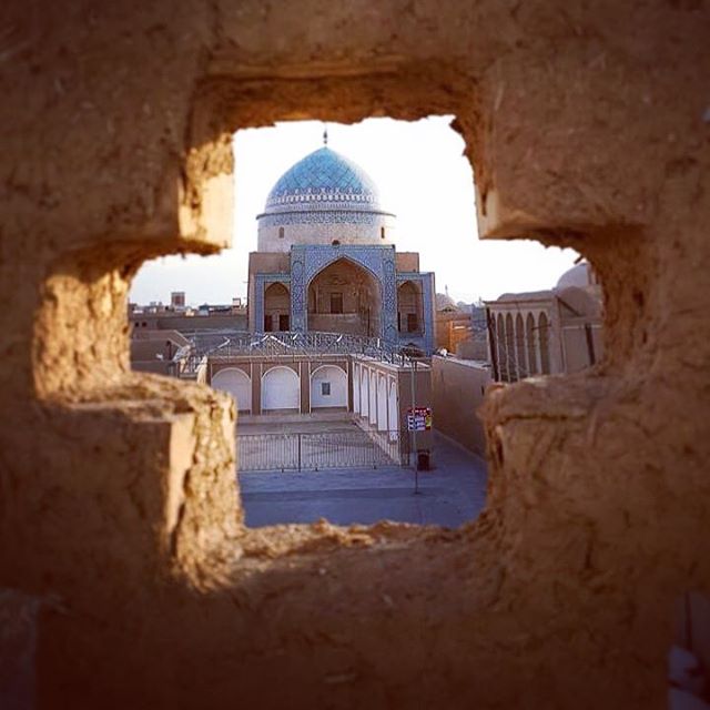 Non c'è ritorno, pensavo, questo viaggio manca di simmetria, è solo andata. 
#lategram #yazd #iran #visitiran #everydayiran #persia - Marjorie Samlow (@nazilavali)