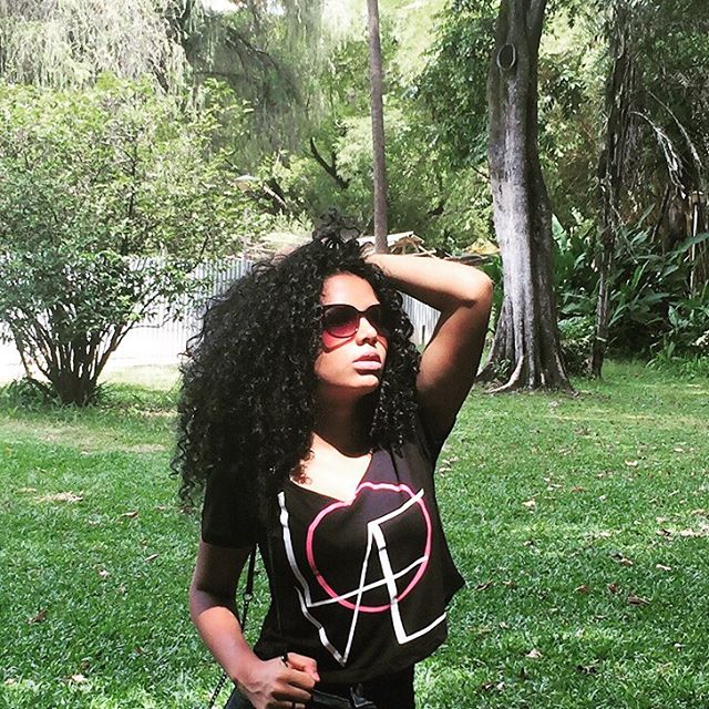A Tshirt � uma pe�a vers�til pois voc? pode us�-la tanto nos dias quentes quanto nos dias frios. Uma Tee combinada com blazzer � tudo de bom 💜 #dicasheler #euusoheler - Sereia (@oficialheler)