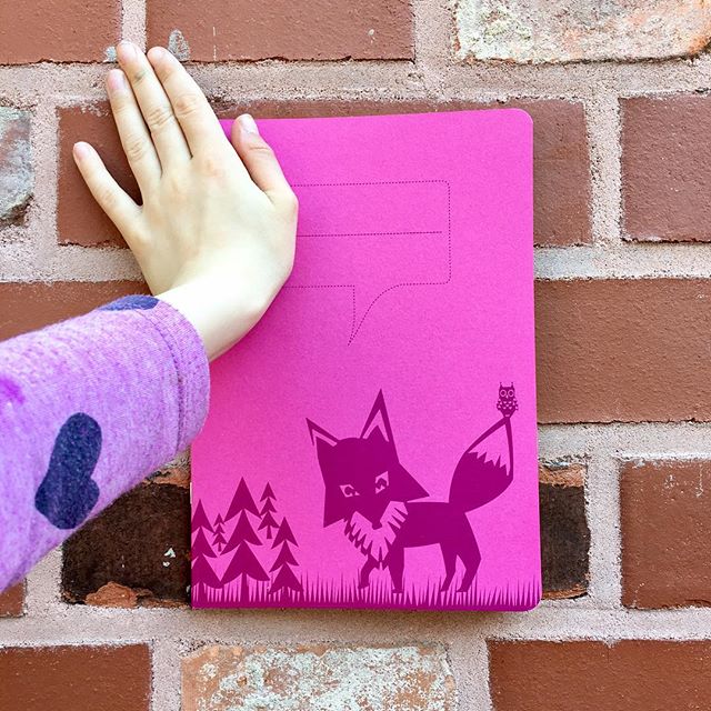 Kennt ihr schon die tollen Himbeerheftchen mit unterschiedlichen Tiermotiven? 🦊🦇🦁Ob für die Schultüte 🎉 oder um sich Gedanken und Wünsche zu notieren. 📝Ich benutze sie übrigens für meine Hoi Berlin Notizen. Den Bericht darüber findet ihr auf dem Blog vom  12.5.👈Einen wunderbaren Freitag euch! ✨ - V E R O N I C A    M U Ñ O Z (@hoiberlinblog)