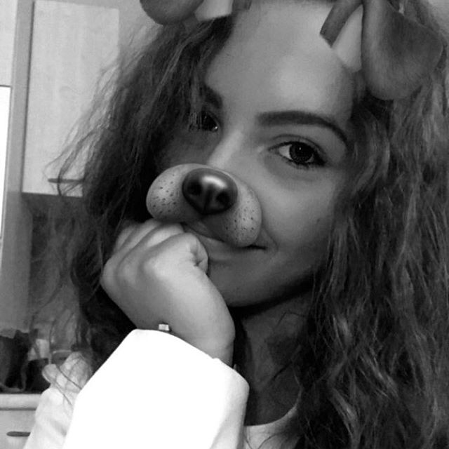C'est pas parce que tu ne joues plus que le jeu s'arrête...👸🏽 #picoftheday #photooftheday #instagood #instagram #instagirl #instadaily #girl #blackandwhite #snapchat #dog #filtre #smile #girly #brownhair #curlyhair #goodgame #goodplayer #dontworrybabe #spamforspam #likeforlike #followforfollow #followme - arianagrande✨ (@emmie7180)