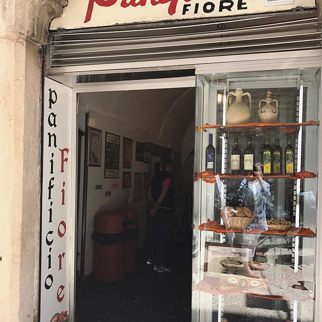 È ora di sfornare! Nel #panificiofiore si produce la migliore #focacciabarese di sempre. Quella croccante all'esterno e soffice soffice dentro. Quella tradizionale con i pomodorini in superficie (o per chi la preferisse diverse ce n'è un'infinità di tipi). Quella che conquista al primo morso e che non dimentichi più. Noi ci siamo fermate per uno scatto, ma adesso che abbiamo fatto ecco che ci dirigiamo al bancone. #BuonAppetito!
.
.
.
#food #foodporn #yum #instafood #TagsForLikes #yummy #amazing #instagood #photooftheday #sweet #lunch #fresh #foodie #eating #foodpic #foodpics #eat #hungry #foodgasm #foods #bari #barivecchia #igersbari - Salvo Tinnirello (@pugliami_)