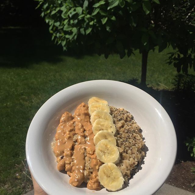 steel oats to kick off this morning 😋 cooked in coconut milk for 10 mins or until thick then loaded it up with crunchy peanut butter, bananas, and chia seeds!! hope everyones enjoying this weather 😎🔆 - Laurajane (@goodeatscrocs)