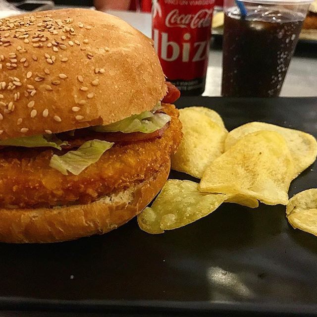 Ming Burger 🍔#food #foodporn #yum #instafood #TagsForLikes #yummy #amazing #instagood #photooftheday #sweet #dinner #lunch #breakfast #fresh #tasty #foodie #delish #delicious #eating #foodpic #foodpics #eat #hungry #foodgasm #hot #foods - Ресторан Полтава (@heureux0991)