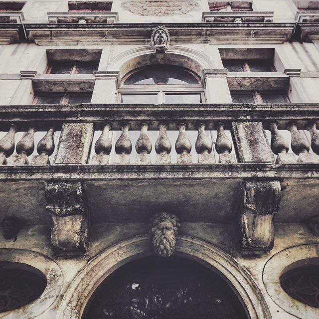#ancient #history #historical #villa #building #architecture #beautifulsights #oldbuilding #artistic #memory #italy #italia #northitaly #travel - Silvia Gu (@l.b.ali)