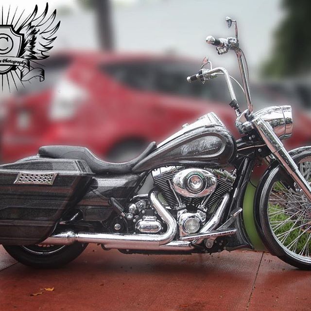 Pic of the Day... @cartelbaggers @bikesonthebeachsofl "Would someone please tag the owner, wasn't able to get their info.." #bike_beautiez #bikelife #bikersofinstagram #bikers #baggernation #baggerlife #baggers #bigwheelbagger #canonshooter #canondslr #canon5dmarkiii #canonphotography #miamibeach #miami - Linda Dunn-Carter LE, CPCP (@bike_beautiez)