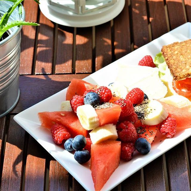 Kleines Frühstück in der Sonne
☀ ☀️☀️ #breakfast #frühstückistdiewichtigstemahlzeitdestages #frühstück #healthylifestyle #healthybreakfast #fruits #cereals #chiaseeds #sun #happy #healthy #food #foodlover #foodporn #lowcarb #eating #cleaneating #greeneating #instagood #instagram #fitfam #fitnessfood - Bhavya Narang (@he.kristina)
