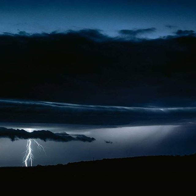 This is a shot from the chase last night near Rouillac (Charente). #photography #photoofday #picofday #naturephotography #nature #storm #lightning #stormchasing #france #charente #orage #eclair #photooftheday #picoftheday #jaw_dropping_shots #awesomepix #landscape #canon #weather #severeweather #night #nightphotography #hubs_united - Light & Clouds Photography (@lightandclouds)