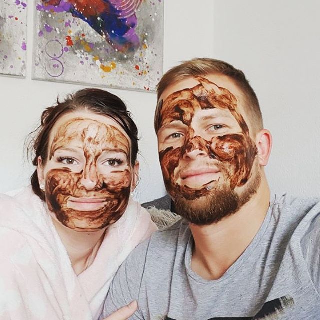 Beautyabend mit dem Herzblatt 💙☘ Gar nicht so einfach mit einem Bart 😂🎅 Wir testen gerade die Detox-Maske von @hellobody #cococlear #muddetoxmask #hellobody #instabeauty #skin #lovly #love #liebe #liebedeslebens #famiglia #familia #amore #happyme #goodlife #relationship #relationshipgoals  #forever #persempre #bestfriend #boyfriend #lebenmitmann #freude #relax #mask #spa #wellness #beautyful #beauty - Vasiliy Lebedev (@glitzerschischi)